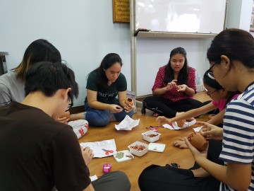 อาสาสมัครแต่งโอ่งจิ๋วน้ำใจช่วยภัยพิบัติ 8 มิ.ย. 62   Volunteer –To decorate tiny jars for Disaster Relief June, 8 ,19